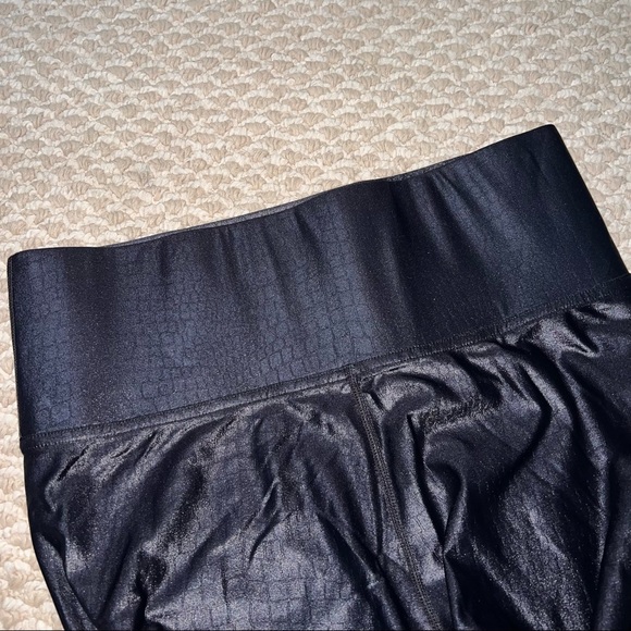 CARBON38 High Rise Full-length Legging in
Crocodile Takara Shine SIZE: Large - Picture 8 of 11